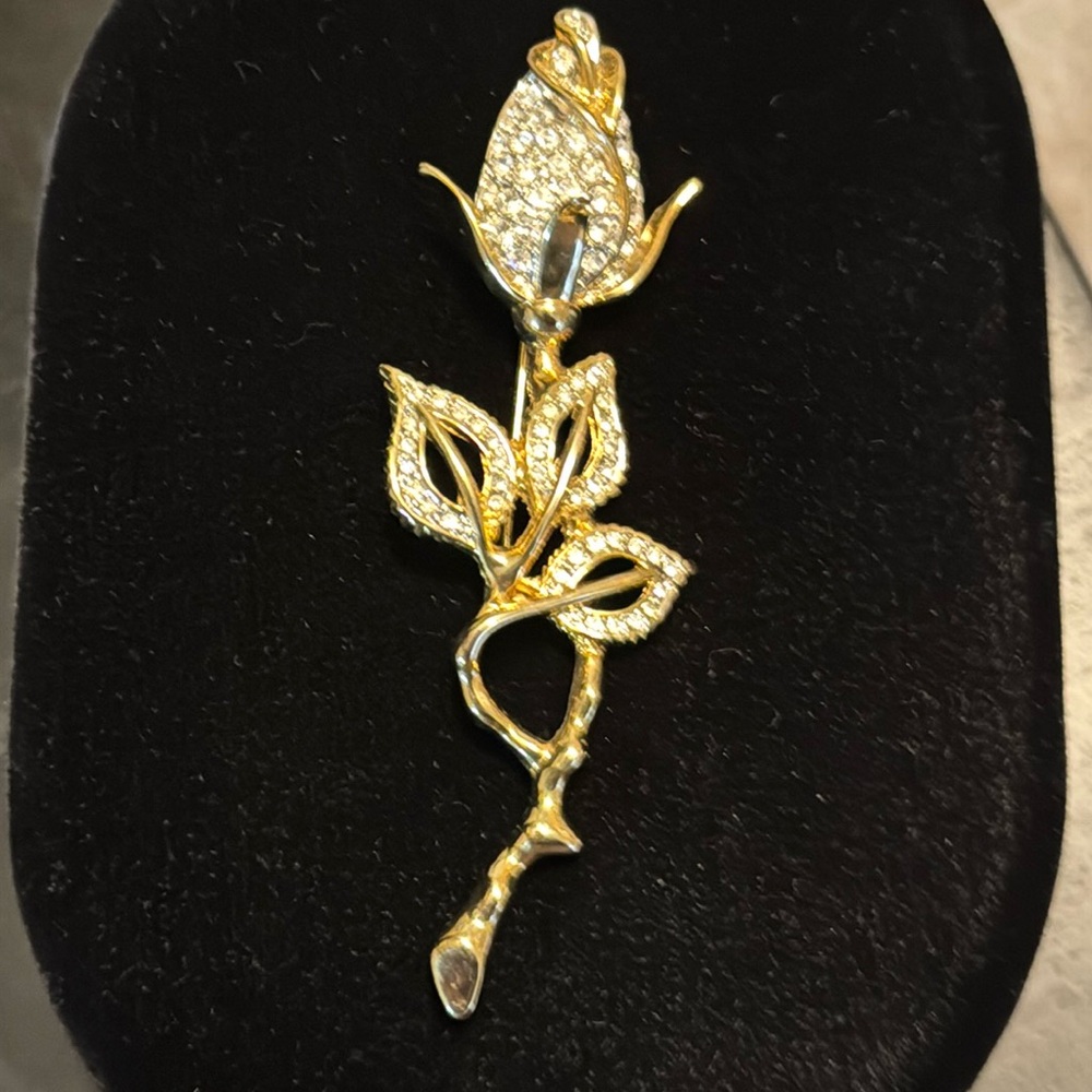 Outstanding gold tone and white crystal calla Lily brooch